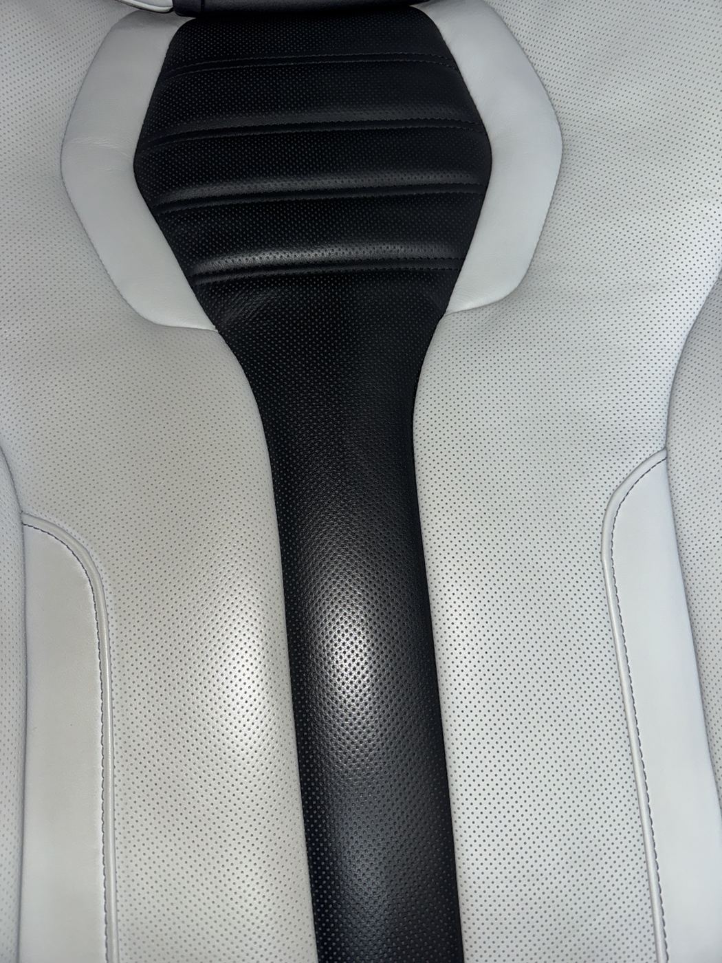 BMW M5 F90 — деталь кожаного сиденья